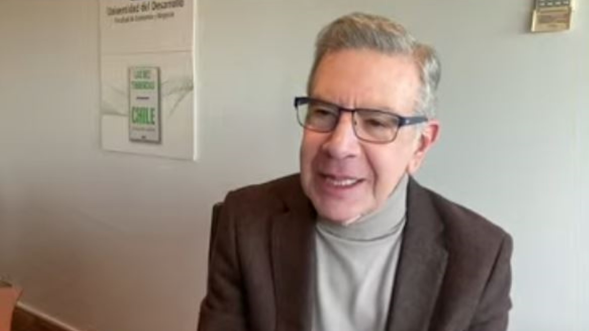 Joaquín Lavín rompe el silencio por su chatbox con Santos y revela con cuál los usuarios “conversan” más
