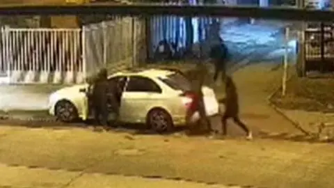 Delincuentes armados atropellan a madre que intentó ayudar a sus hijos durante encerrona en la comuna de Maipú