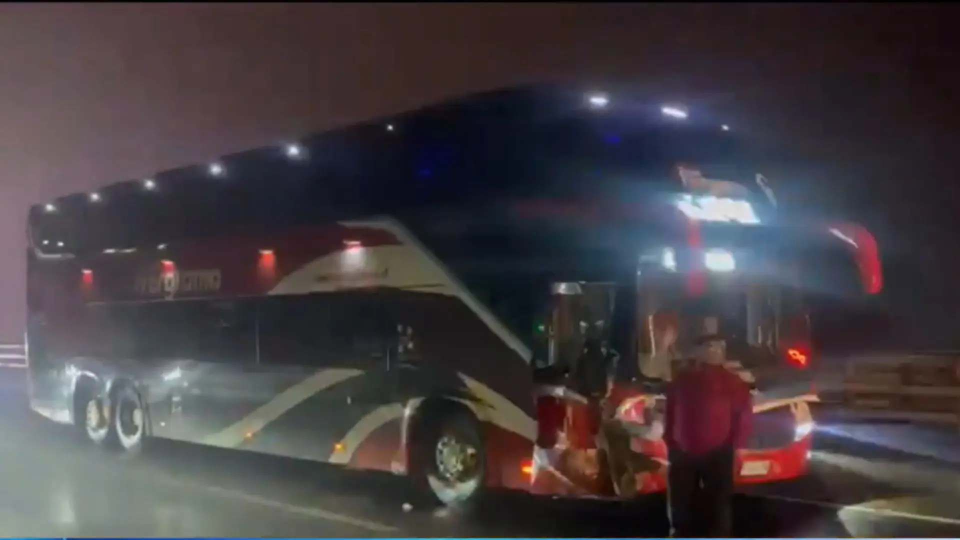 Un fallecido deja accidente entre camioneta y bus en Talca