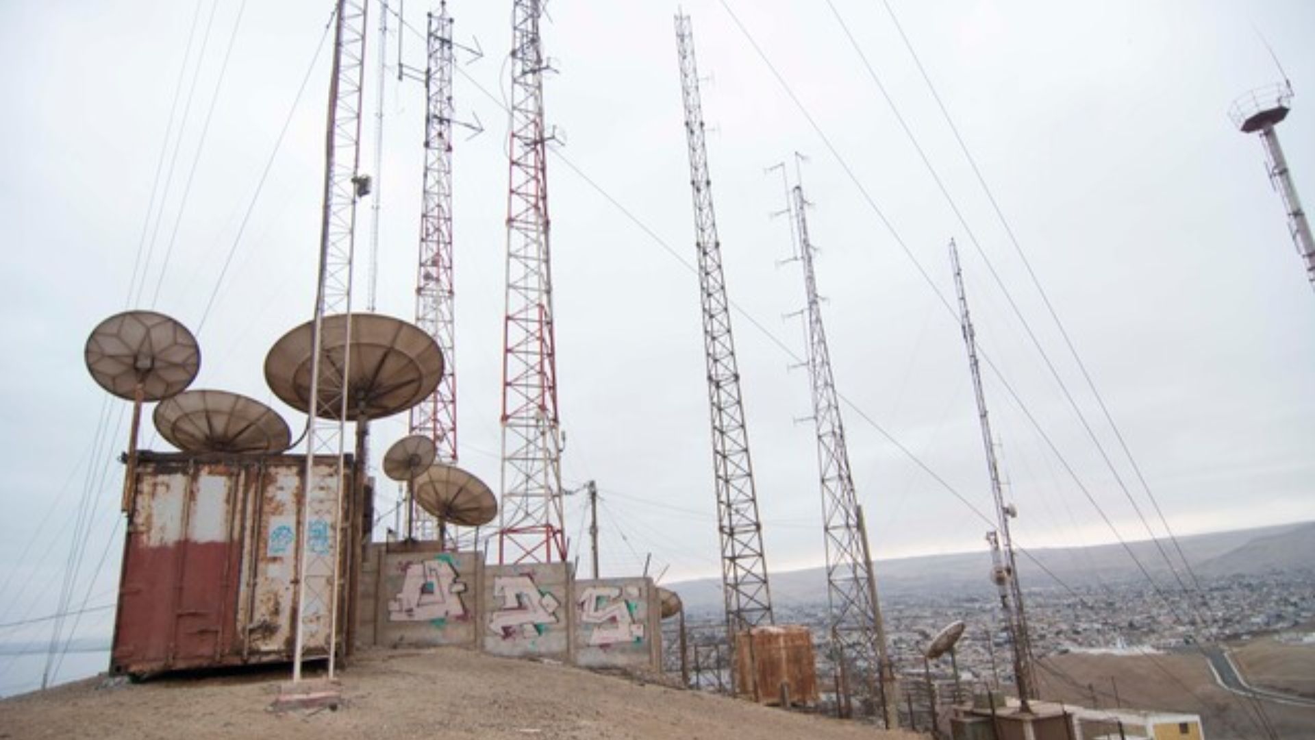 Instalan mesa para evitar robo de baterías en antenas del Biobío