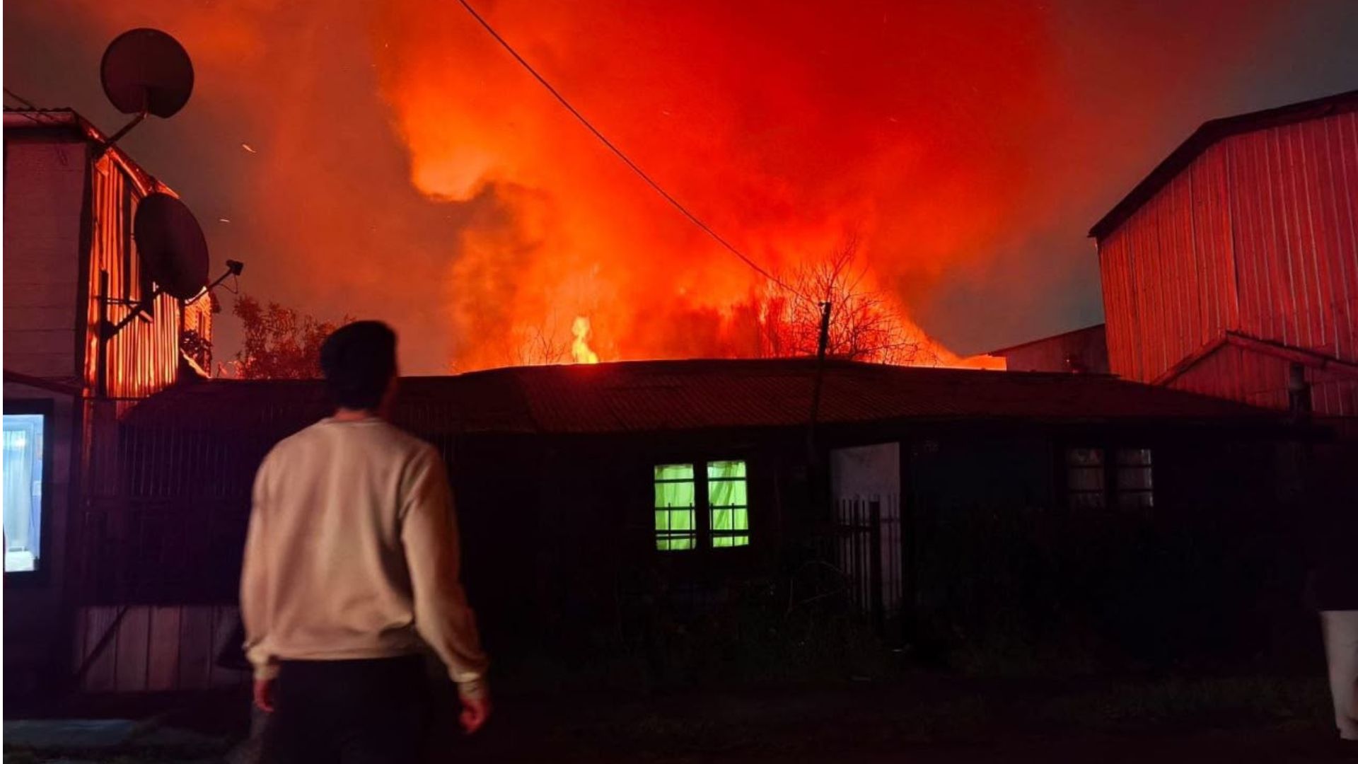 Incendio en vivienda de Concepción moviliza 12 carros de bomberos