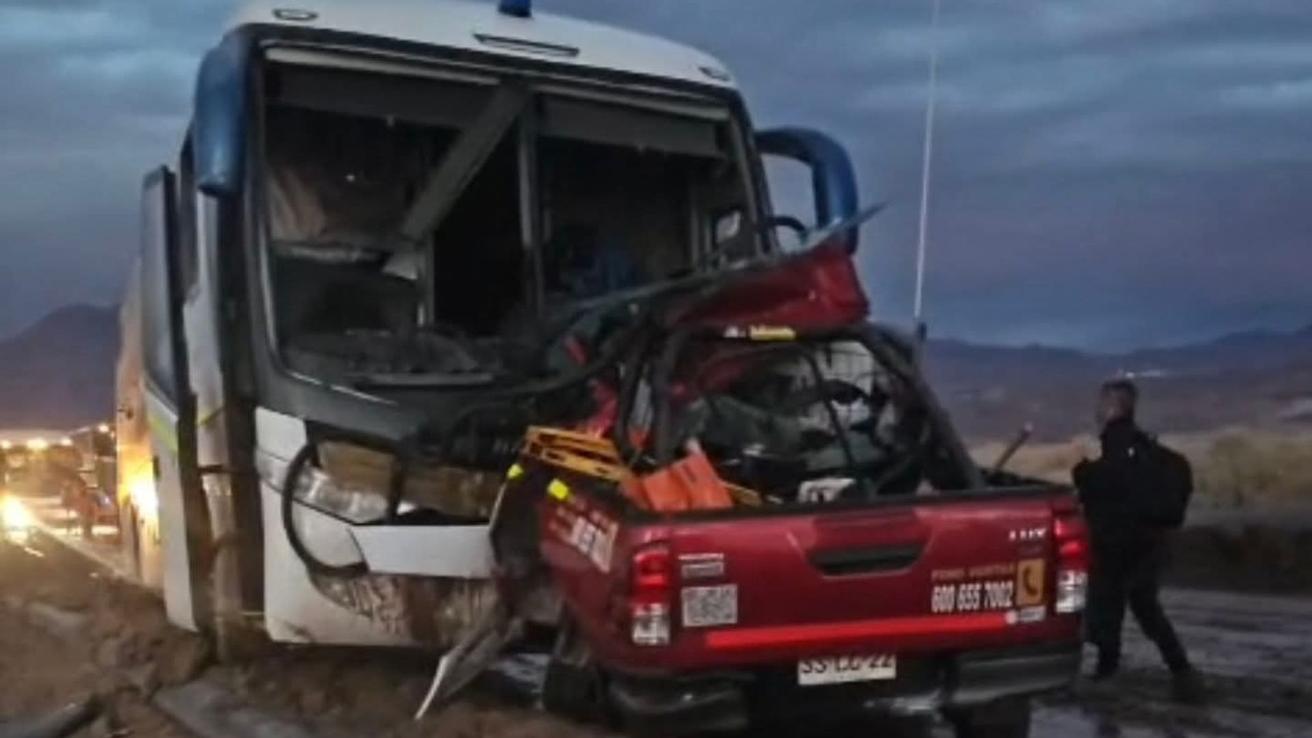 Tres fallecidos dejó violento choque entre camioneta y bus de trabajadores en el Norte