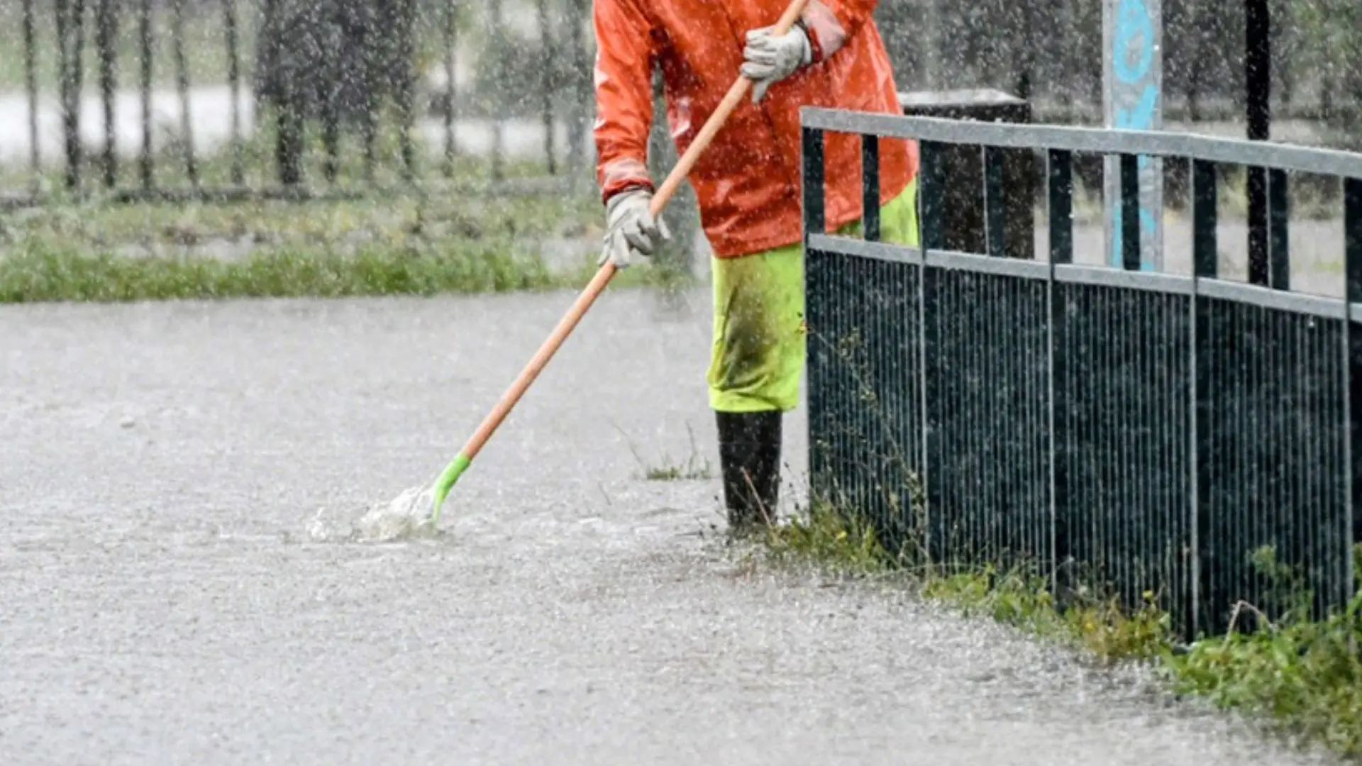 Al menos 9 viviendas inundadas en Tomé por desborde de estero Bellavista