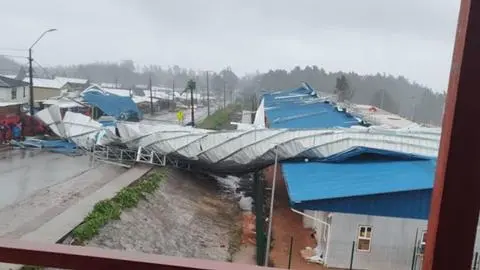 Fuerte viento arranca techo de escuela modular de Punta de Parra: estructura terminó en la calle