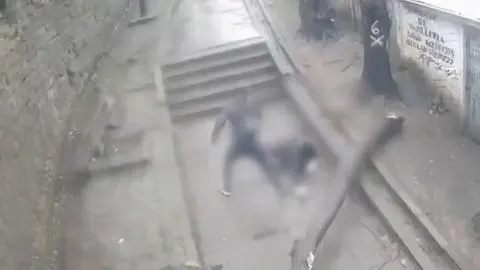 Imagen de Adolescente de 14 años resulta gravemente herido tras caída de un árbol en medio del sistema frontal en Biobío