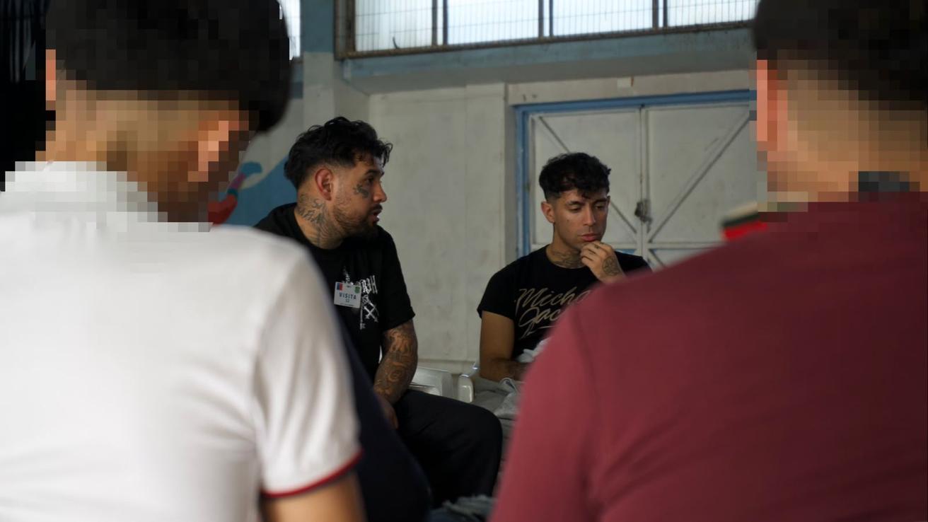 “Aquí llegué como niño y me voy como adulto”: el estudio musical que está cambiando la vida de jóvenes privados de libertad en Coronel