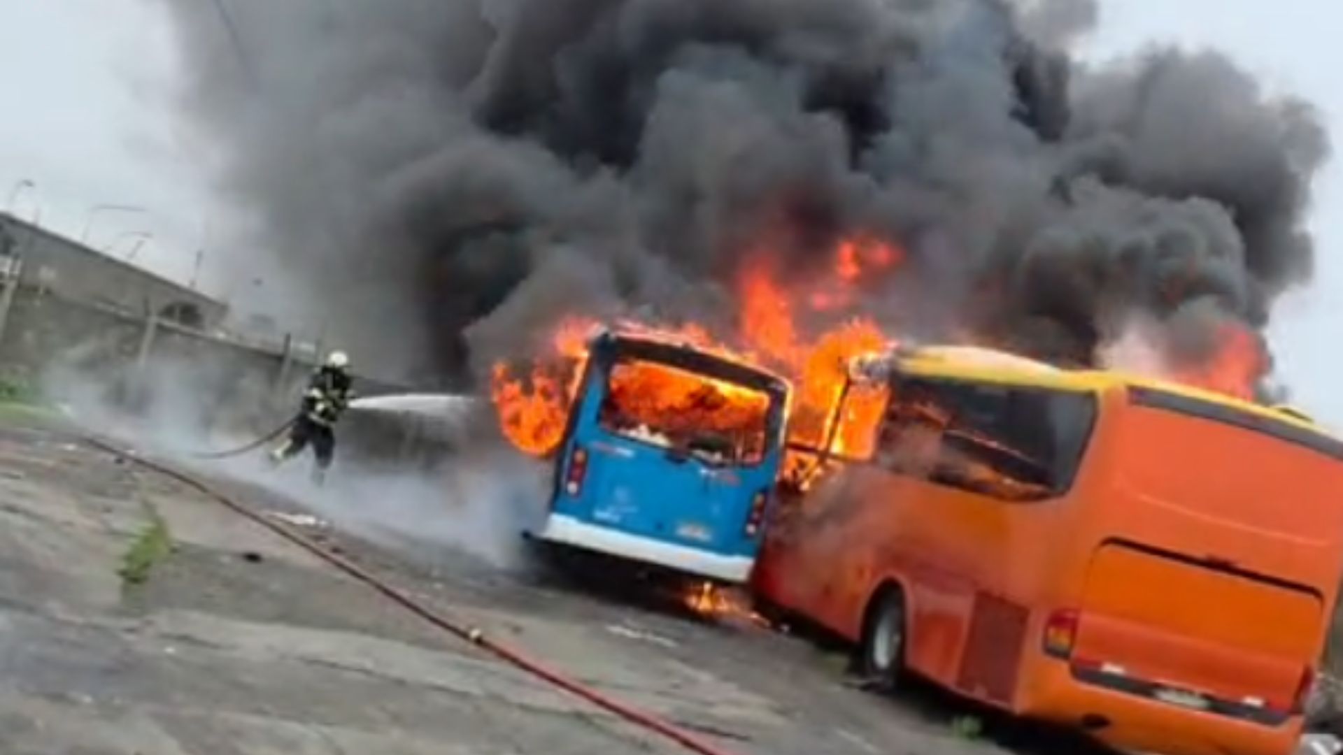 Incendio destruye dos buses al interior de terminal de micros Hualpensan en Talcahuano