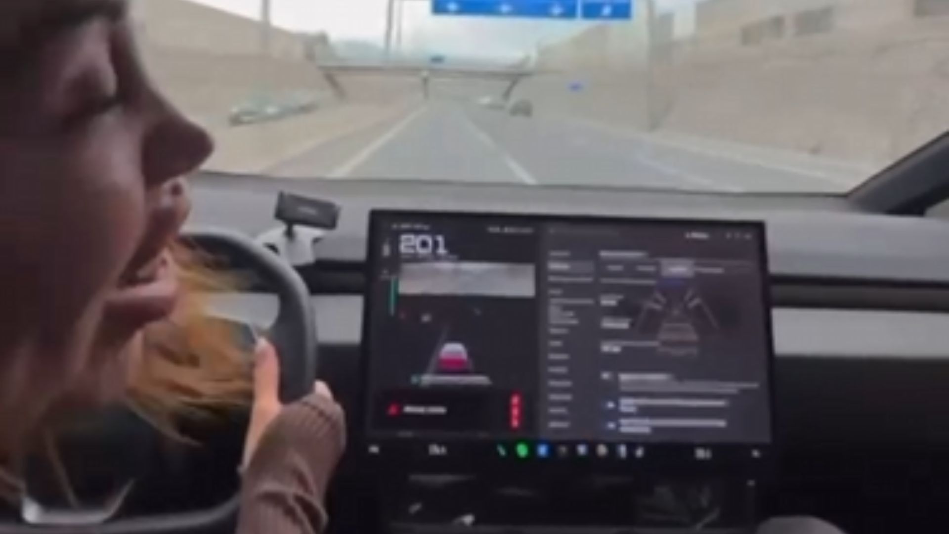 Polémica y debate genera Naya Fácil tras exhibir video conduciendo a más de 200 km/h en su Tesla Cybertruck