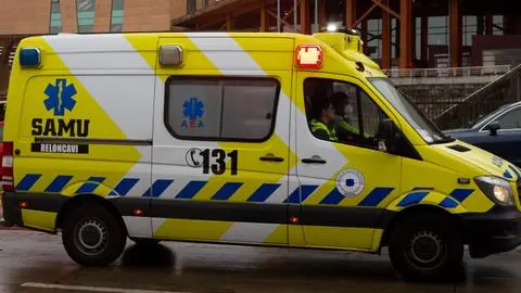 Menor de edad queda gravemente herido tras caerle un árbol durante sistema frontal en Lota