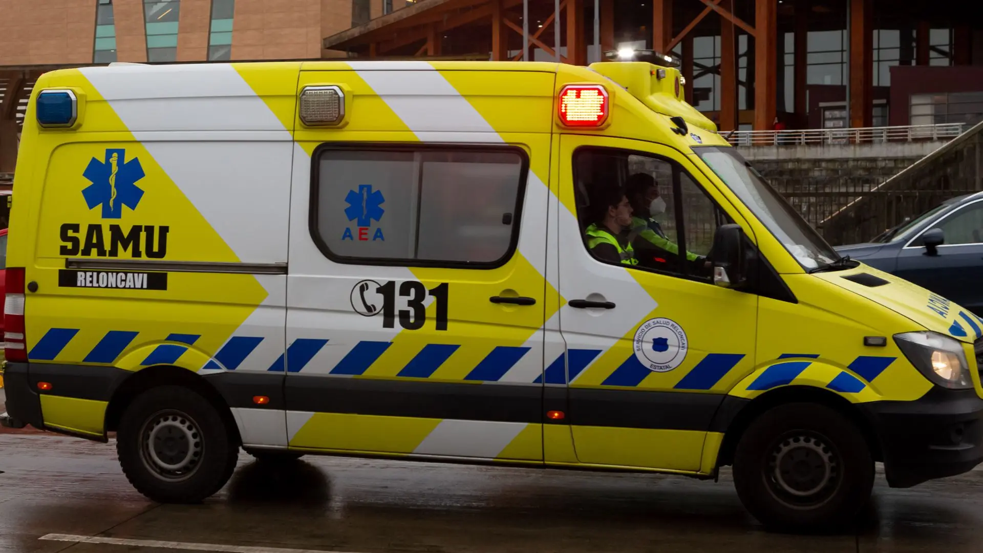 Menor de edad queda gravemente herido tras caerle un árbol durante sistema frontal en Lota