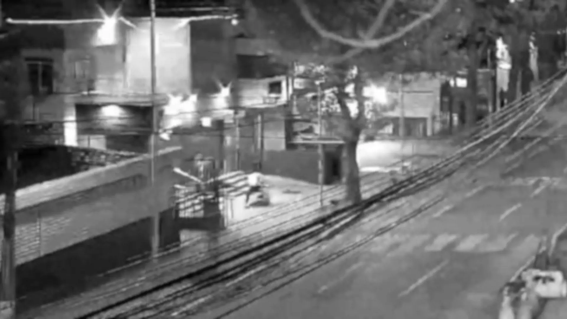 Persona sufre violento ataque mientras transitaba por Concepción tras salir de local nocturno: Agresor usó palos con punta