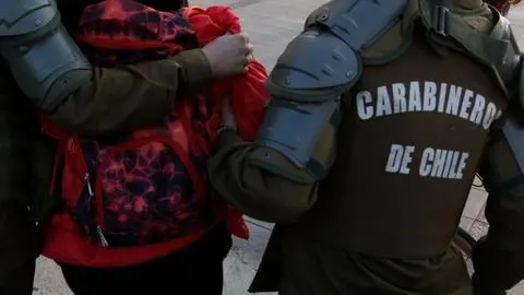 Mujer ataca violentamente a su hija de 11 años en el Biobío: Niña logra huir y pedir ayuda a vecinos