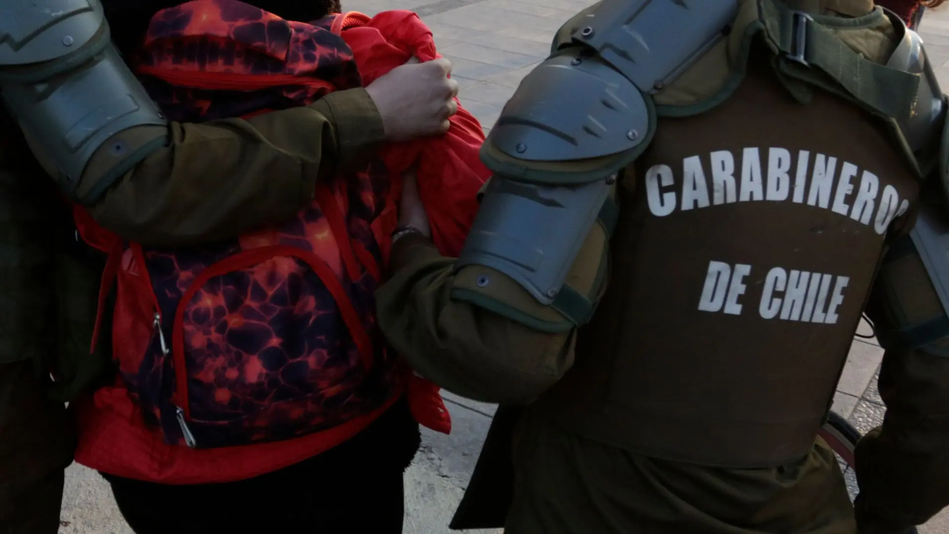 Mujer ataca violentamente a su hija de 11 años en el Biobío: Niña logra huir y pedir ayuda a vecinos