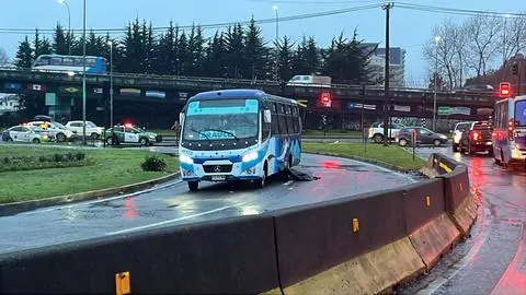 Una persona fallecida deja atropello de taxibús en el acceso al Puente Juan Pablo II