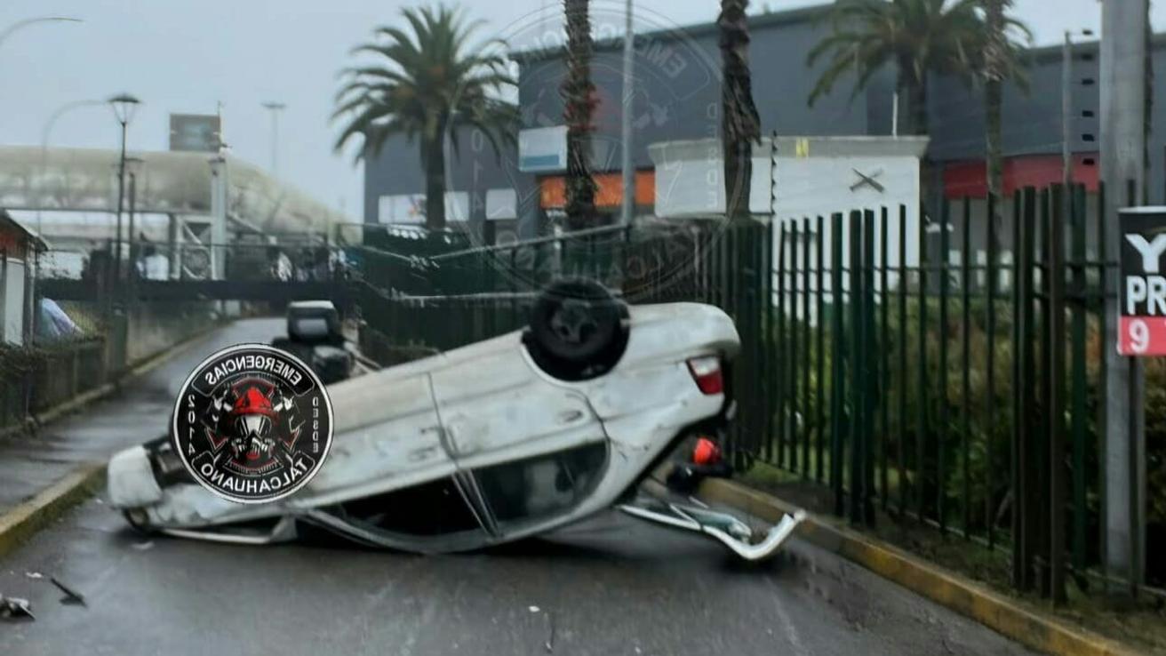 Accidente termina con vehículo volcado justo en acceso a Mallplaza Trébol en Talcahuano