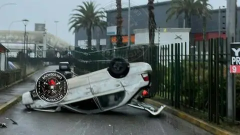 Imagen de Accidente termina con vehículo volcado justo en acceso a Mallplaza Trébol en Talcahuano
