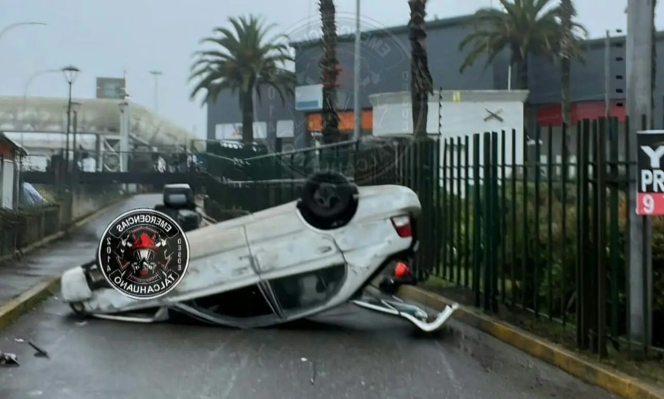 Accidente termina con vehículo volcado justo en acceso a Mallplaza Trébol en Talcahuano