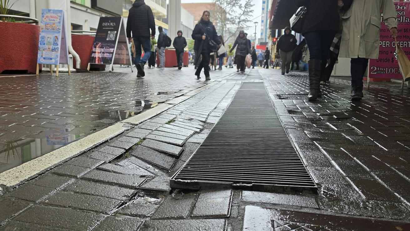 Inquietud genera el deterioro de rejillas en el Paseo Peatonal de Concepción por riesgo para peatones.