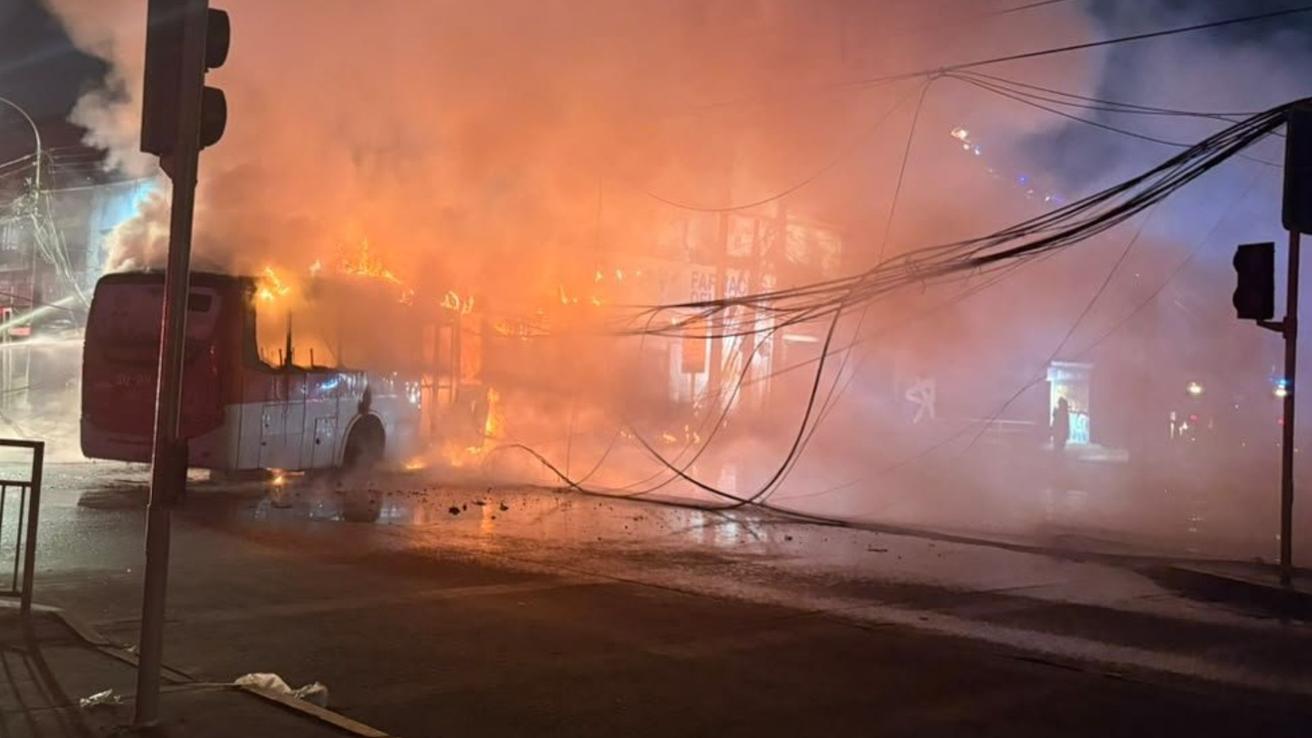 Accidente de tránsito y posterior incendio deja cinco fallecidos en Santiago: Camioneta escapaba de fiscalización