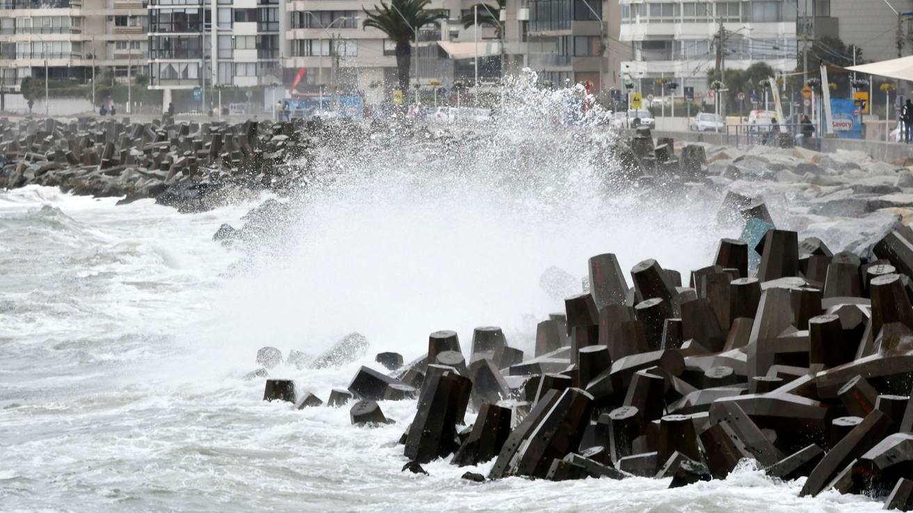 Aviso de mal tiempo y temporal en cuatro regiones traerá lluvia y vientos de hasta 130 km/h
