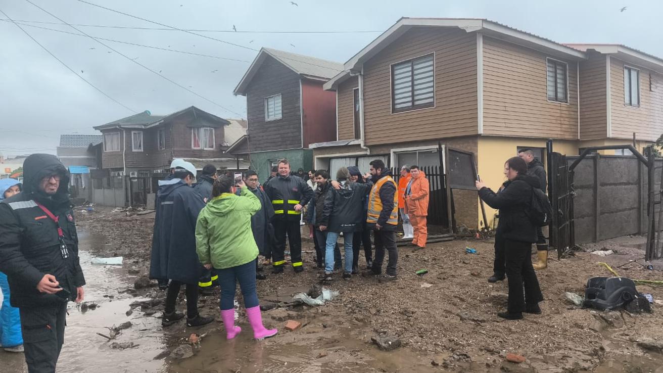 “Nos están pidiendo calefacción”: Autoridades visitan sector de Penco afectado por marejadas