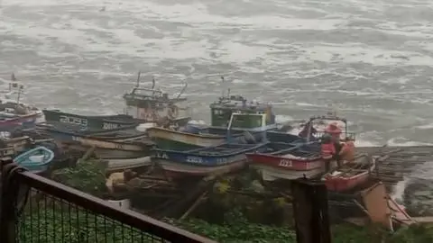 Fuertes marejadas golpean sectores costeros en el Biobío: Pescadores amarran sus botes