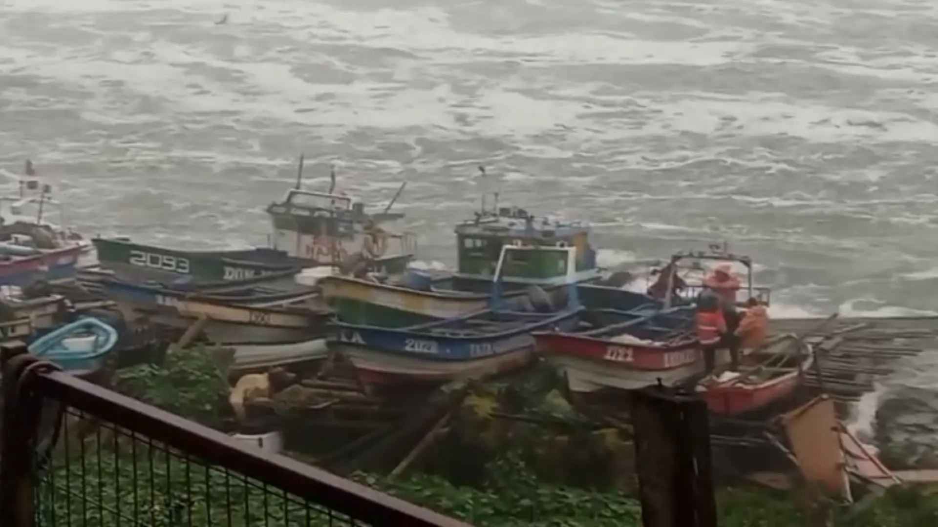Fuertes marejadas golpean sectores costeros en el Biobío: Pescadores amarran sus botes