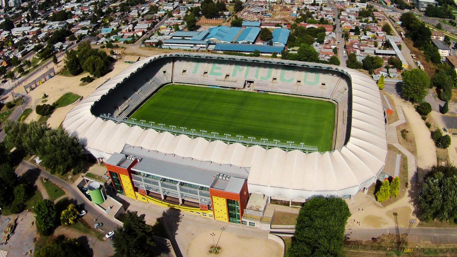 Temporal destruye parte de histórico estadio en Temuco: reparación superará los $150 millones