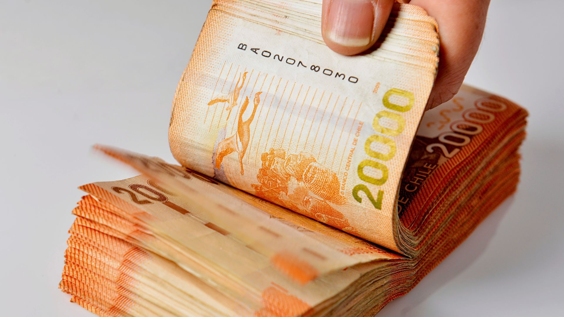 Mujer descubrió que los $107 millones de la herencia de sus padres ya no estaban: Banco transfirió patrimonio a Bomberos de Chile