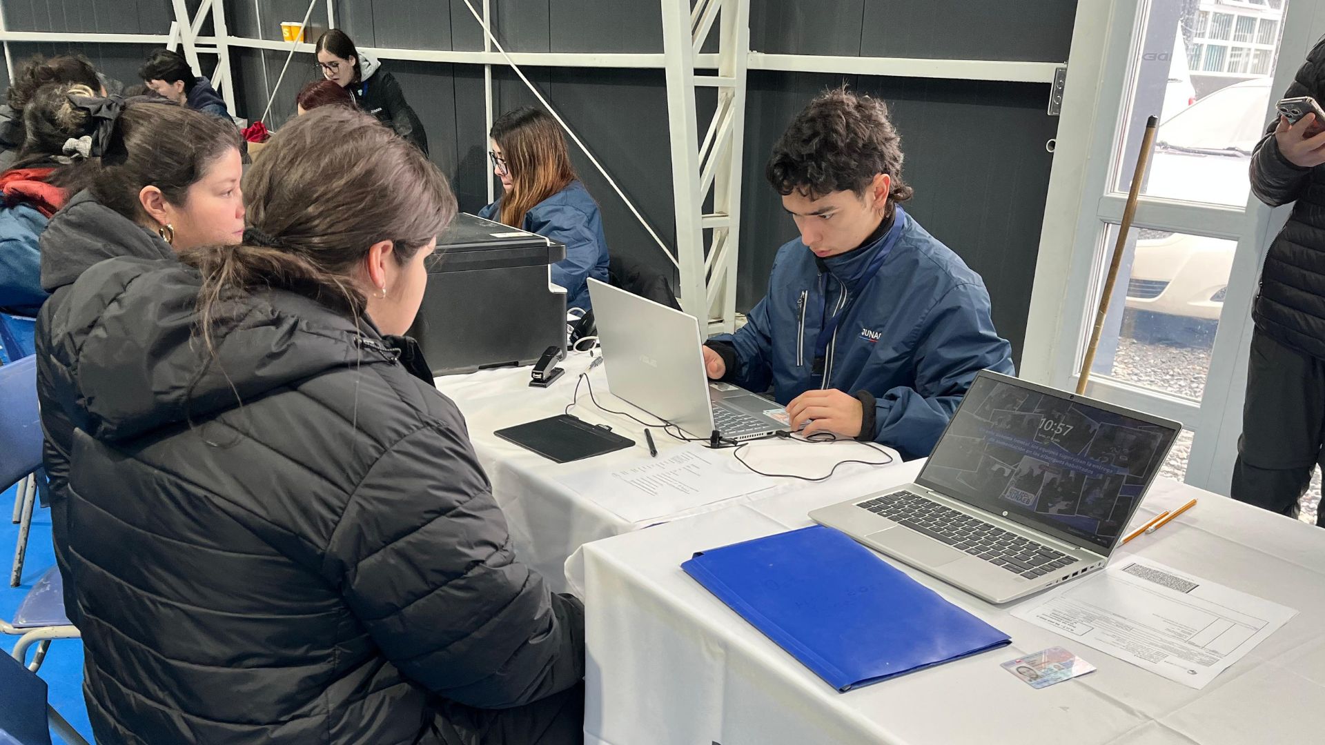 Más de 8 mil estudiantes recibirán computadores con internet gratis en Biobío: Junaeb inició entrega de Beca TIC