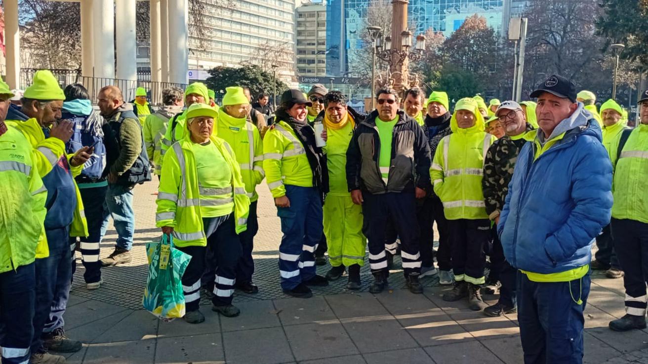 Cerca de 200 trabajadores de aseo y ornato paralizan funciones en Concepción por sueldos impagos: acusan 6 meses de irregularidades