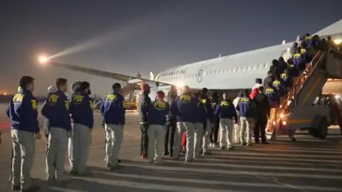 Gobierno realiza expulsión de 45 extranjeros de Chile en vuelo de la FACh: 8 tenían antecedentes por delitos