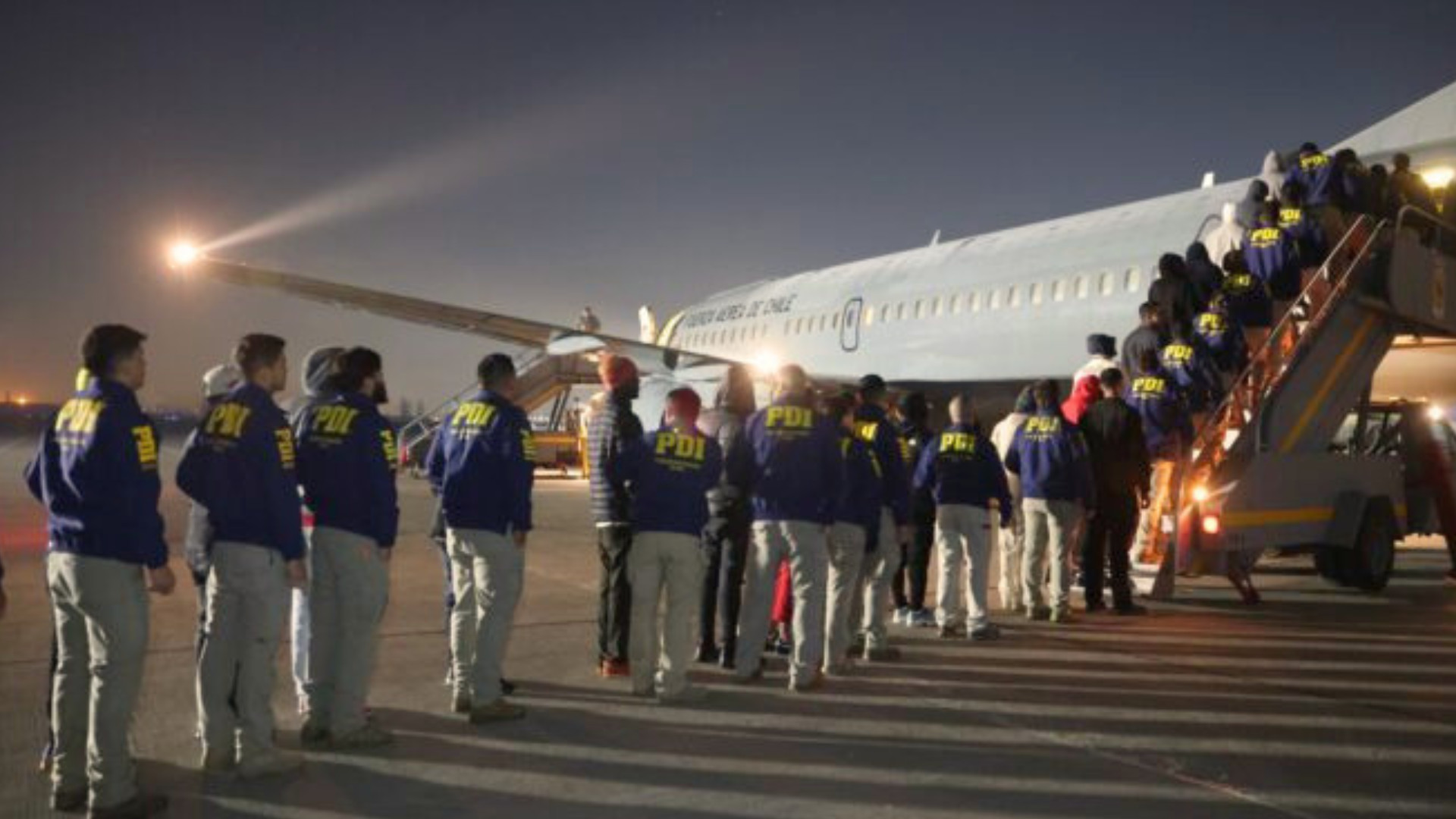 Gobierno realiza expulsión de 45 extranjeros de Chile en vuelo de la FACh: 8 tenían antecedentes por delitos