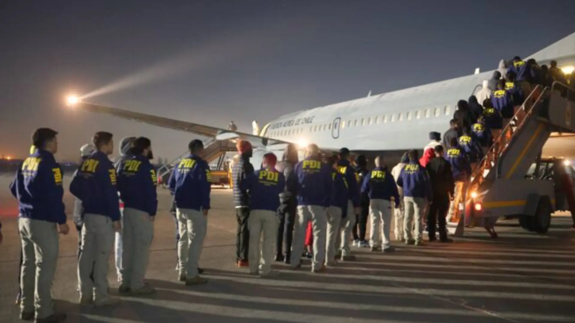 Gobierno realiza expulsión de 45 extranjeros de Chile en vuelo de la FACh: 8 tenían antecedentes por delitos