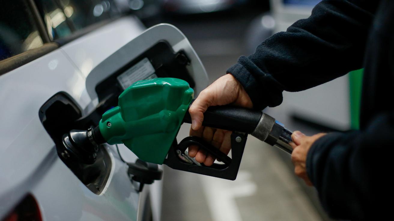 ¿Bajará la bencina esta semana?: ENAP entregará nuevo reajuste de los combustibles