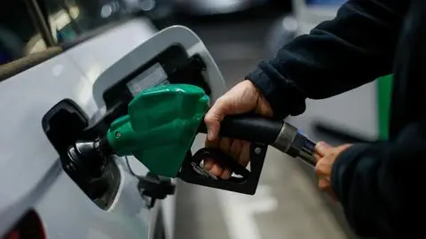 ¿Bajará la bencina esta semana?: ENAP entregará nuevo reajuste de los combustibles