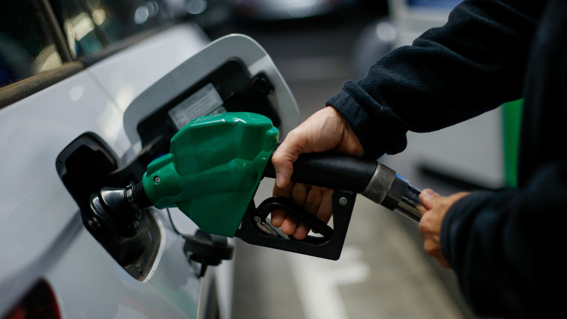 ¿Bajará la bencina esta semana?: ENAP entregará nuevo reajuste de los combustibles