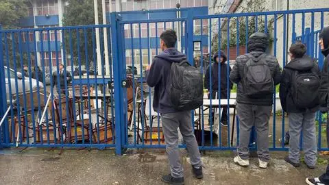Estudiantes se toman el Liceo Enrique Molina por corte de luz tras incendio y profesores paralizan clases