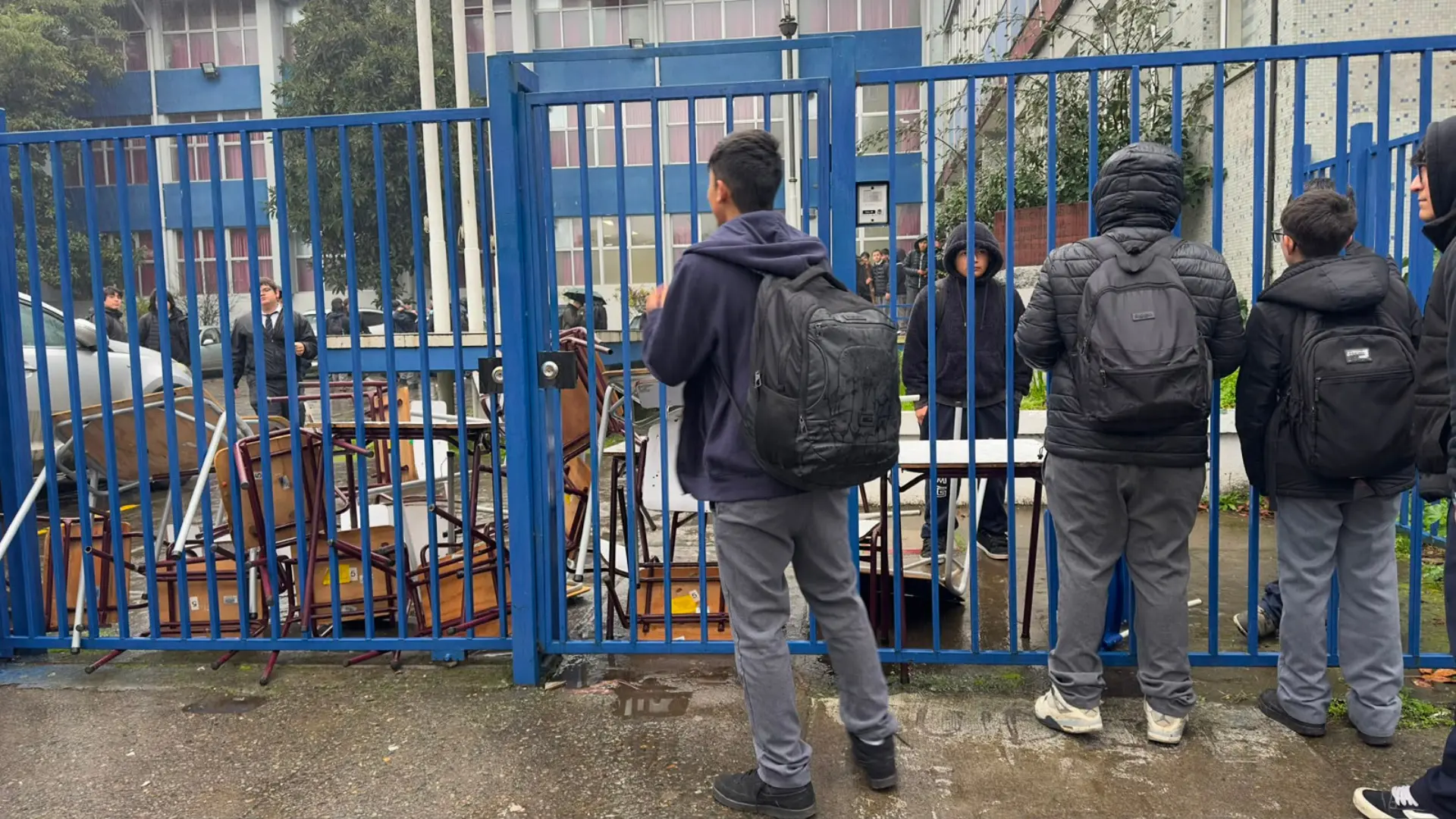 Estudiantes se toman el Liceo Enrique Molina por corte de luz tras incendio y profesores paralizan clases