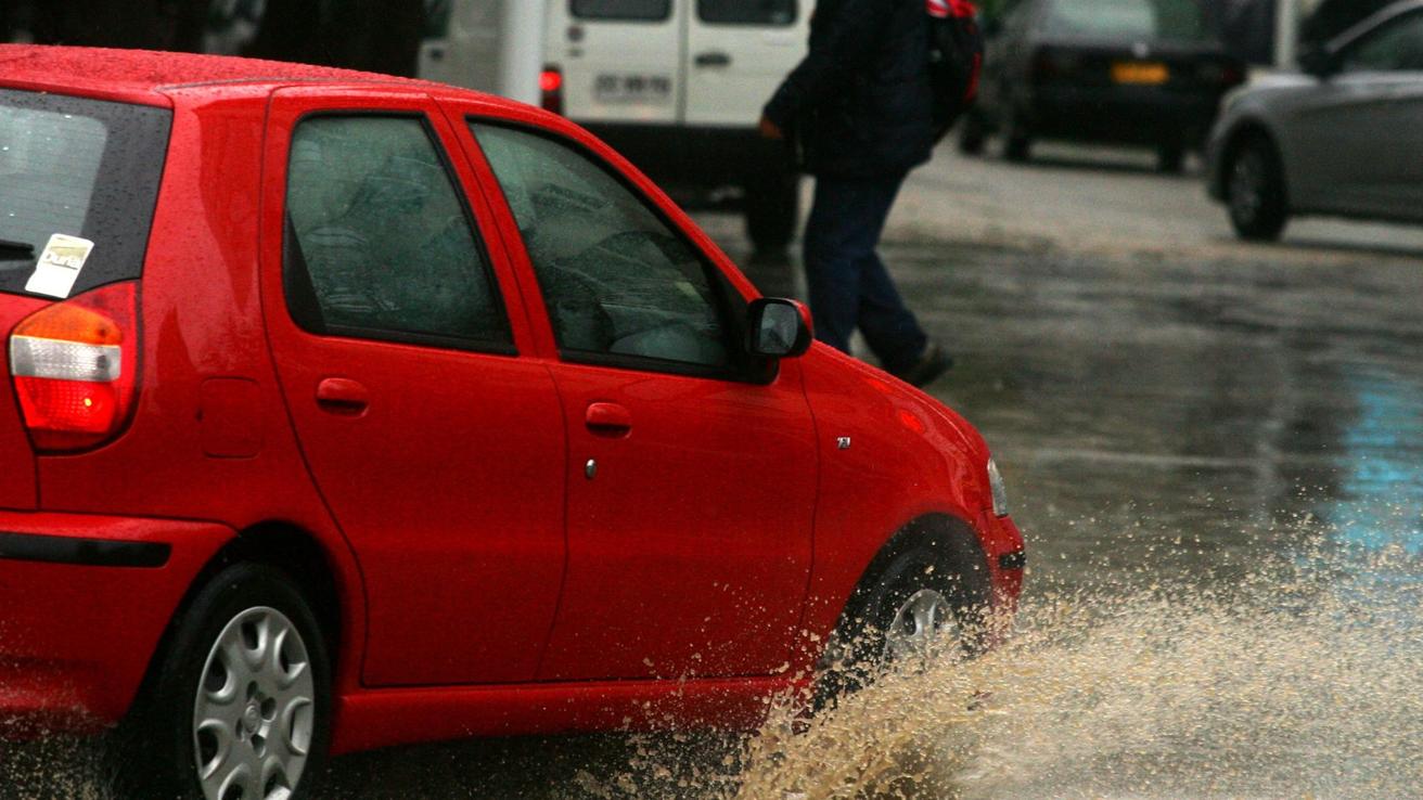 Actualizan el estado de las rutas en el Biobío por sistema frontal y trabajan en despejar árboles caídos