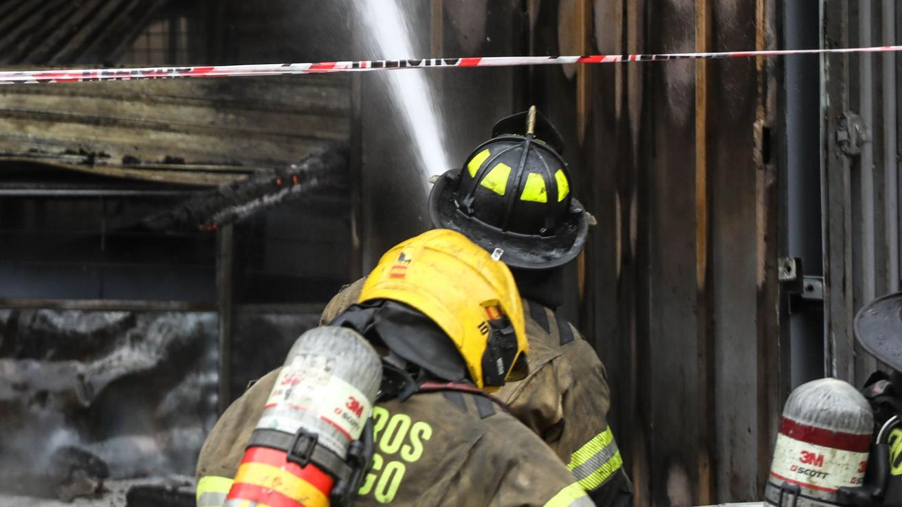Tres pequeños hermanos entre las víctimas de gran incendio en Colina: Uno falleció y la menor está desaparecida