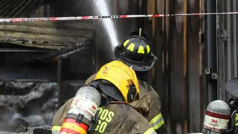 Imagen de Tres pequeños hermanos entre las víctimas de gran incendio en Colina: Uno falleció y la menor está desaparecida