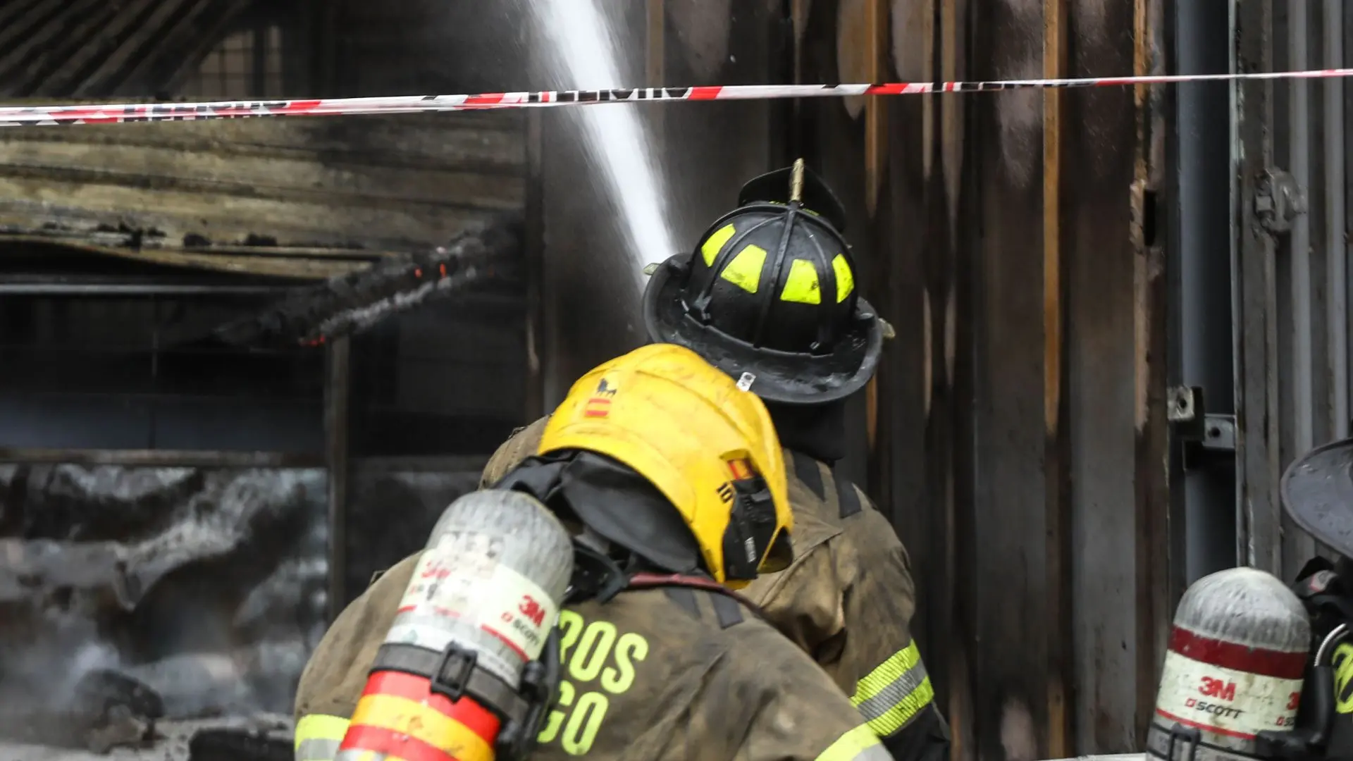 Tres pequeños hermanos entre las víctimas de gran incendio en Colina: Uno falleció y la menor está desaparecida