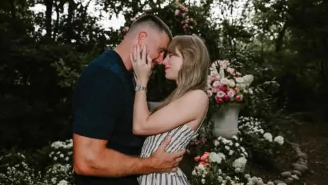 Imagen de Salen a la luz los íntimos detalles del matrimonio entre Taylor Swift y Travis Kelce: Adam Sandler ofició la ceremonia