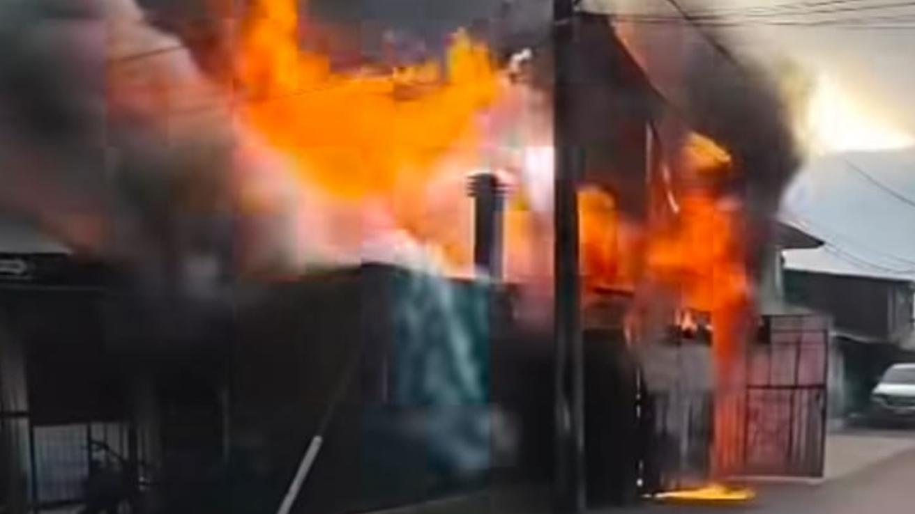 Gran incendio estructural moviliza a Bomberos en la comuna de Coronel