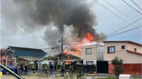 Incendio en múltiples viviendas moviliza a Bomberos en población Patricio Lynch de Talcahuano