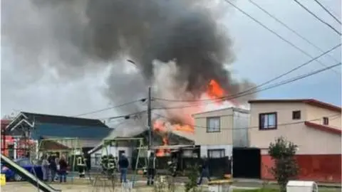 Imagen de Incendio en múltiples viviendas moviliza a Bomberos en población Patricio Lynch de Talcahuano