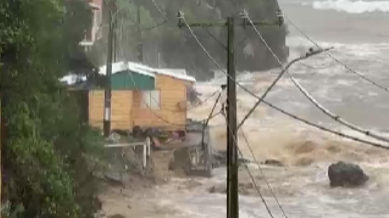 El dramático rescate de una familia aislada por las marejadas en Caleta Tumbes