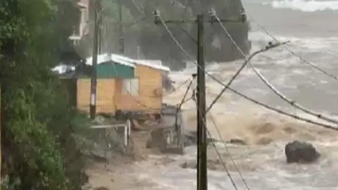 Imagen de El dramático rescate de una familia aislada por las marejadas en Caleta Tumbes