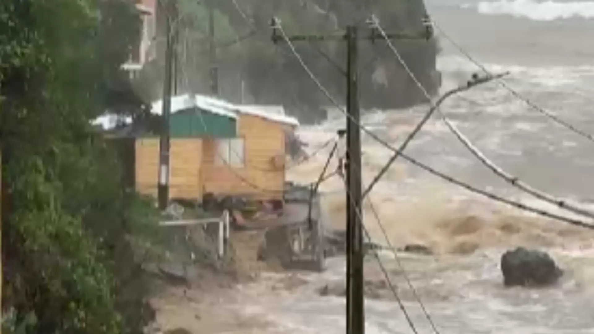 El dramático rescate de una familia aislada por las marejadas en Caleta Tumbes